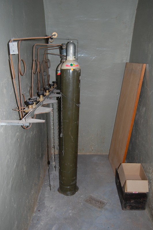 Kyslíkové lahve, které měly udržovat dostatečný přetlak v krytu, aby se zamořené vnější ovzduší nedostalo do jeho útrob a lidé uvnitř měli stále dost čerstvého vzduchu.