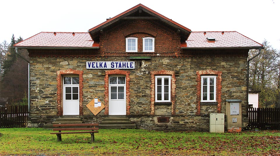 Staniční budova ve Velké Štáhli pochází, stejně jako celá místní dráha, z roku 1885.