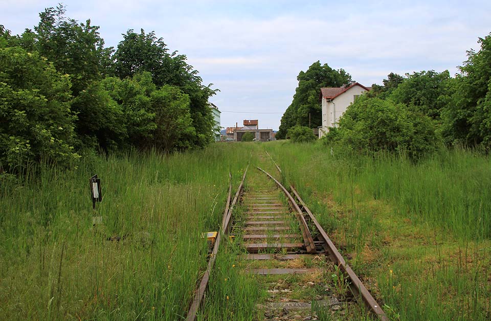Tak vidí staré nádraží strojvedoucí vlaku přijíždějící od <a href=/Tema/Oslavice%20%28%C5%BEzast%29>zastávky Oslavice</a>.