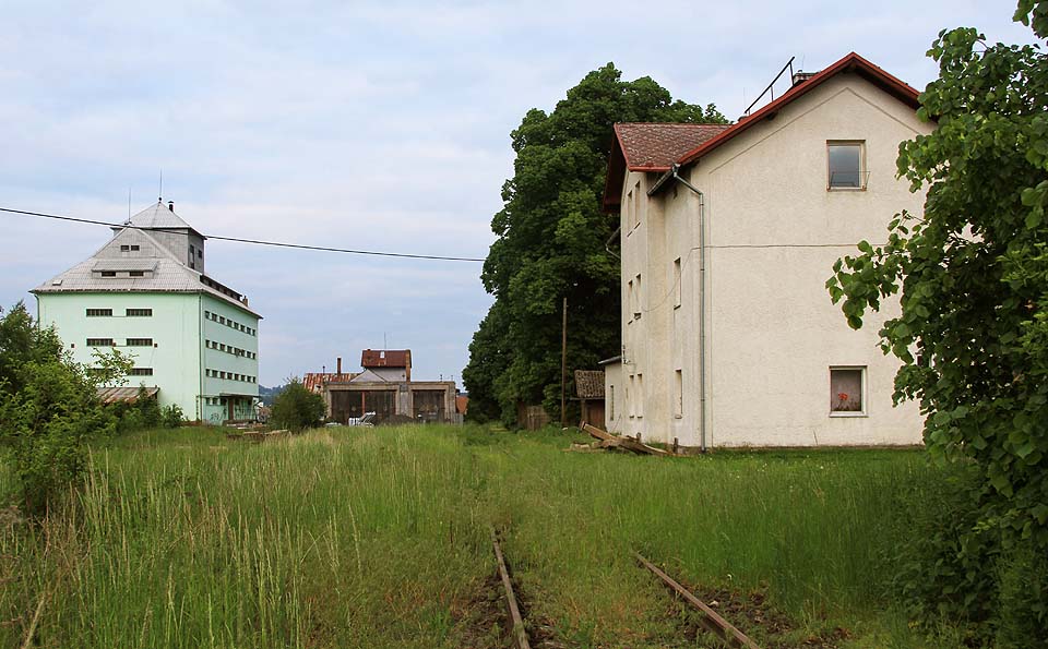 V roce 2015 zůstává průjezdná prakticky jediná kolej starého nádraží ve Velkém Meziříčí.