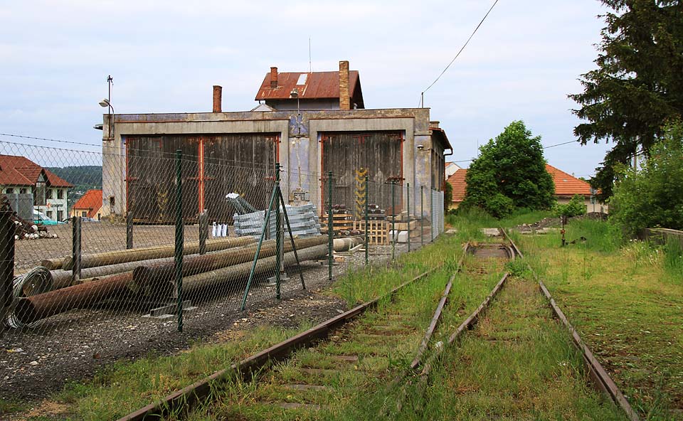 Severní část kolejiště včetně bývalé výtopny sloužila v roce 2015 jako překladiště elktroinstalačního matriálu.