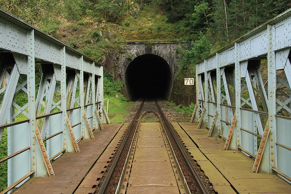 Velkým Plasským tunelem mohou vlaky projíždět rychlostí 70 km/h. Velkým Plasským tunelem mohou vlaky projíždět rychlostí 70 km/h.