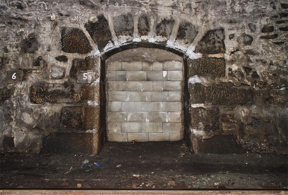 Výklenky se v tunelu střídají na protilehlých stranách. Nejjižnější v roce 2015 někdo bůhvíproč zazdil.