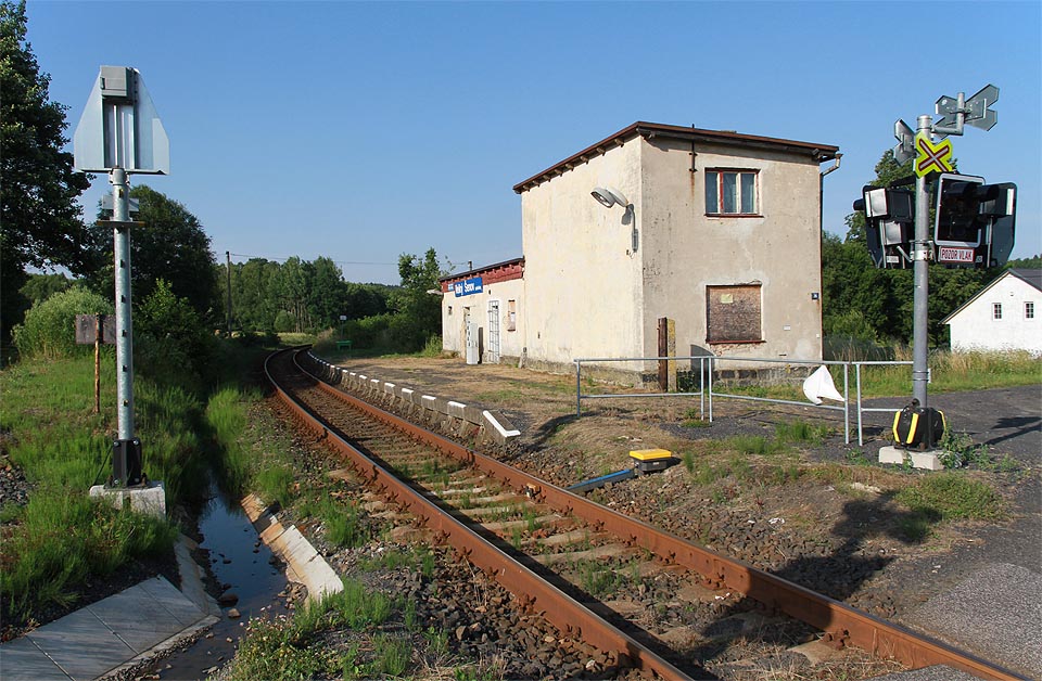 V bezprostřední blízkosti zastávky překonává dráhu na frekventovaném přejezdu silnice č. 266. Kupodivu přejezd není vybaven závorami.