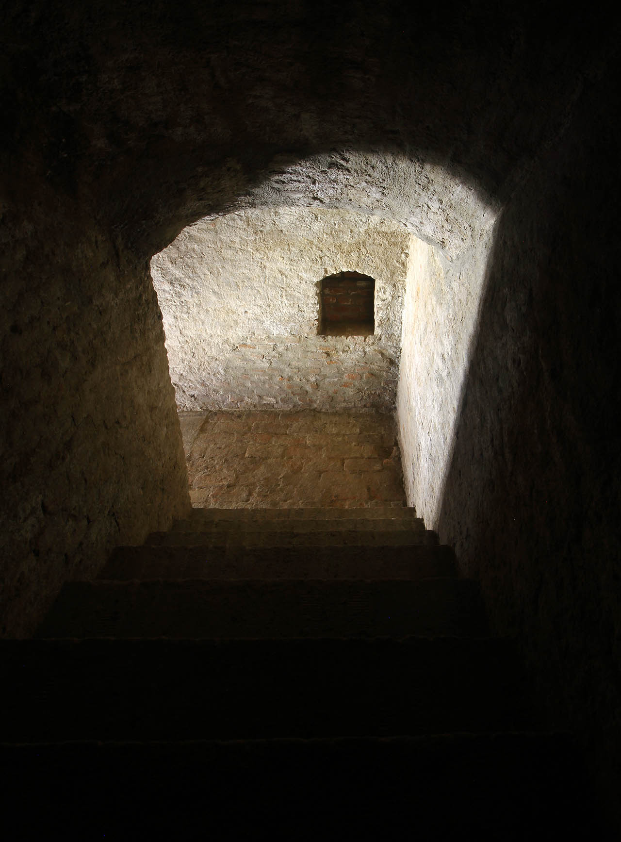 S každým dalším stupněm směrem dolů se stav schodiště zlepšuje. Na první plošině schody zahýbají doleva a prochází okolo typické niky ve stěně, která sloužila pro uložení lampy.