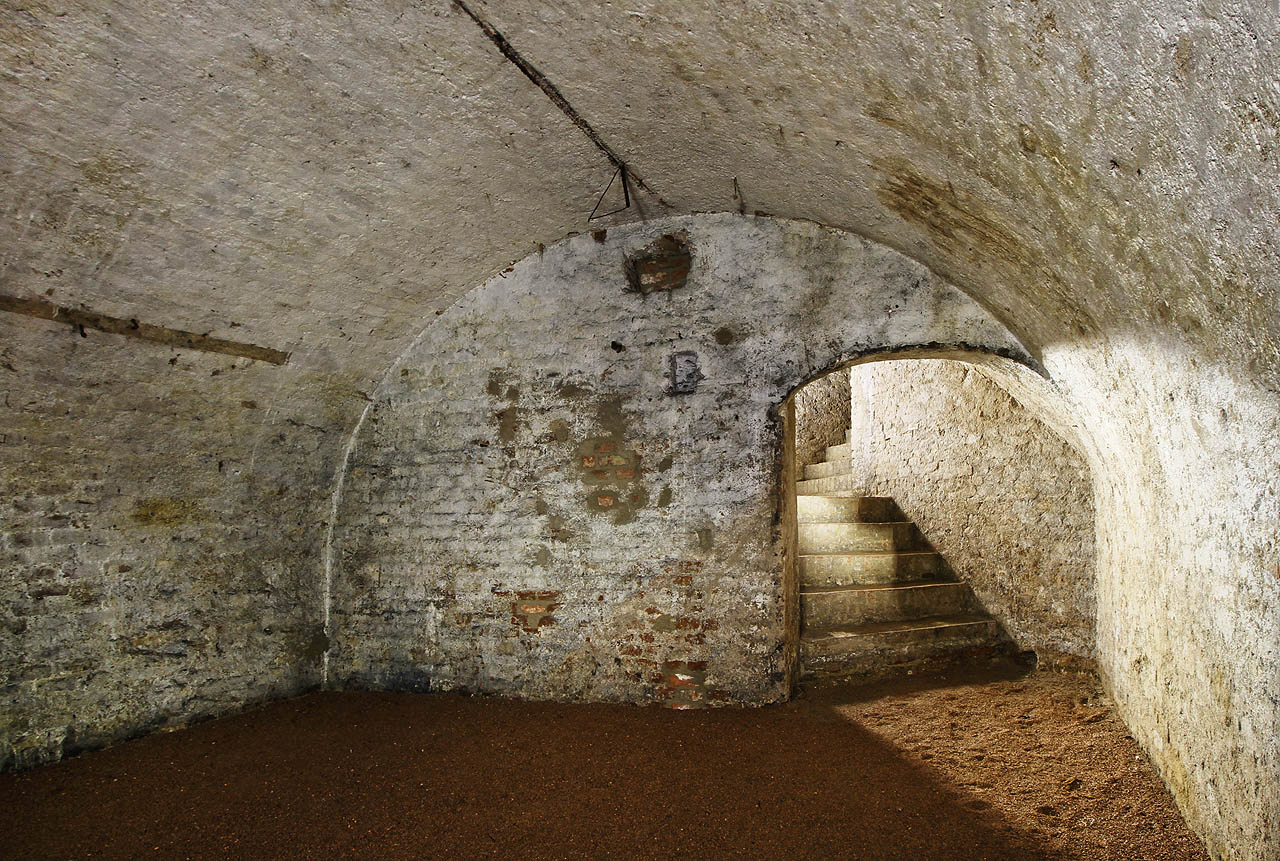 Profil sklepení není nikterak nápaditý. Prostor tvoří místnost o šířce asi 3,5 m a délce 18 m, do které schodiště ústí na její jižní straně.