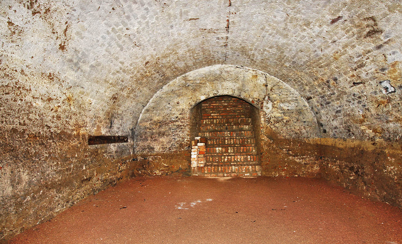 Na protější (severní) straně dělníci opravili část druhého schodiště. Zbylo z něja však pouze 7 nejnižších stupňů, na které navazuje slepá zeď. Vyústění na povrch na této straně souvisí s otázkou budoucího využití sklepa.