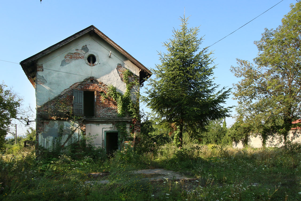 Zbytek staniční budovy v roce 2018. O dva roky dříve byla severní, nižší, část budovy s dopravní kanceláří a staničními záchody ubourána.