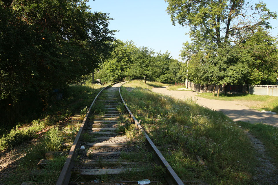 Příjezd do stanice Великий Бичків vede po nevysokém náspu mezi zahradami. Přímo nad kolejemi se sklání ovocné stromy, které už roky nikdo neprosekal. Vlaky tudy nejezdí už drahně let.
