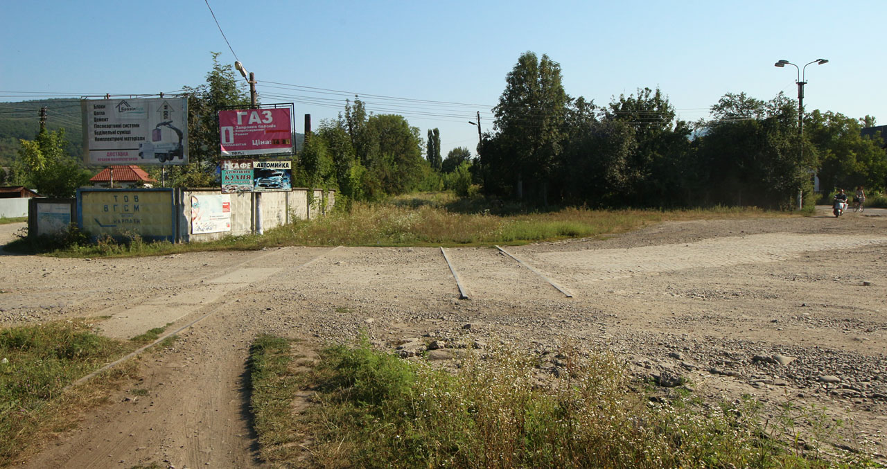 Jižní shlaví stanice s částečně vytrhanými koljemi. Stanice původně disponovala třemi.