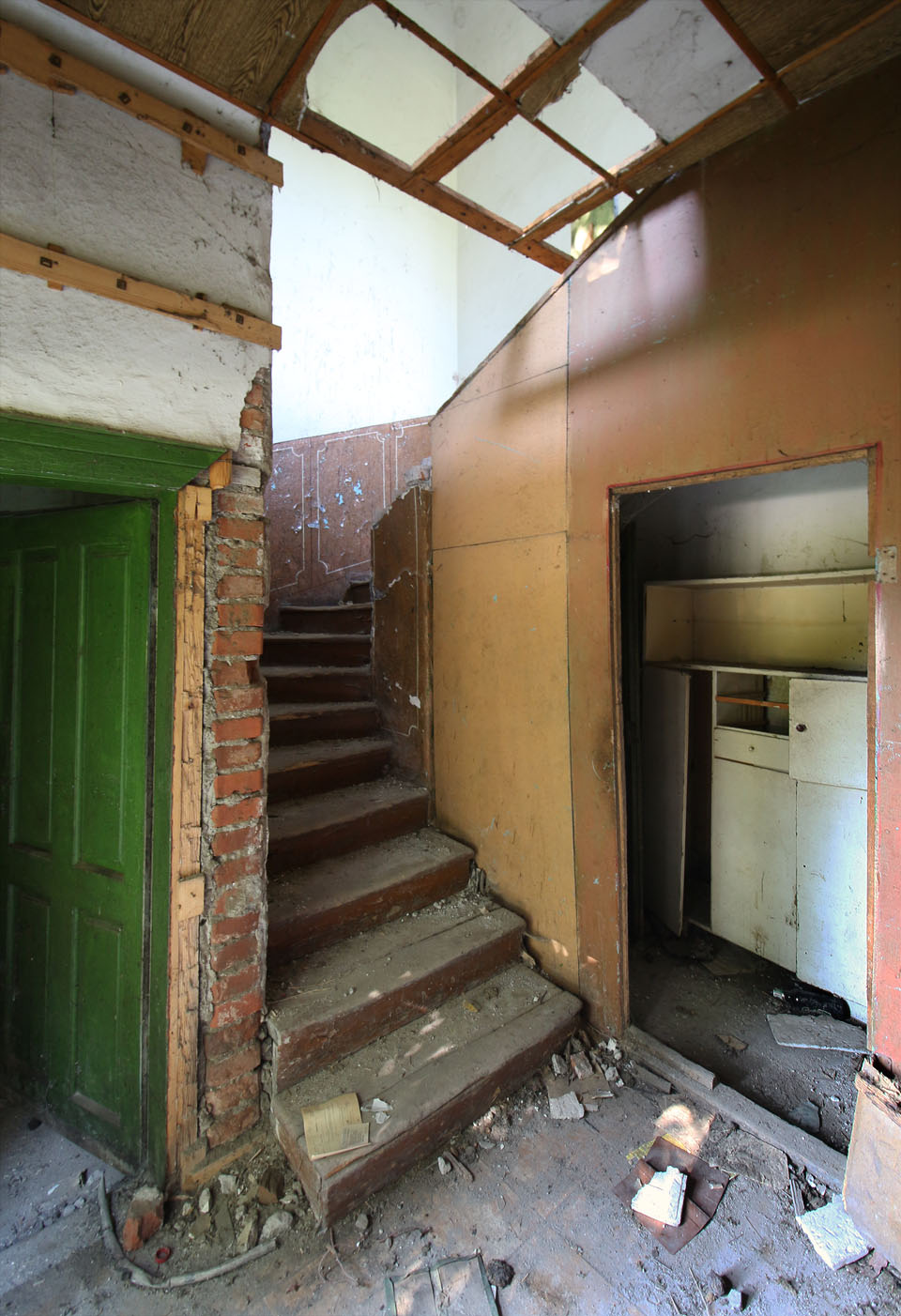 Uvnitř výpravní budovy v uherském stylu lze najít jak původní prvky, tak pozdější úpravy od počátku 19. století až po současnost. Vstup je volný.