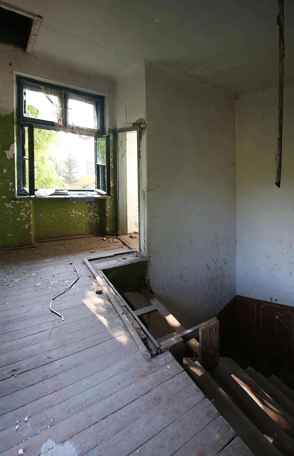 Budova má dvě poschodí, horní sloužilo zřejmě jako služební byt přednosty.