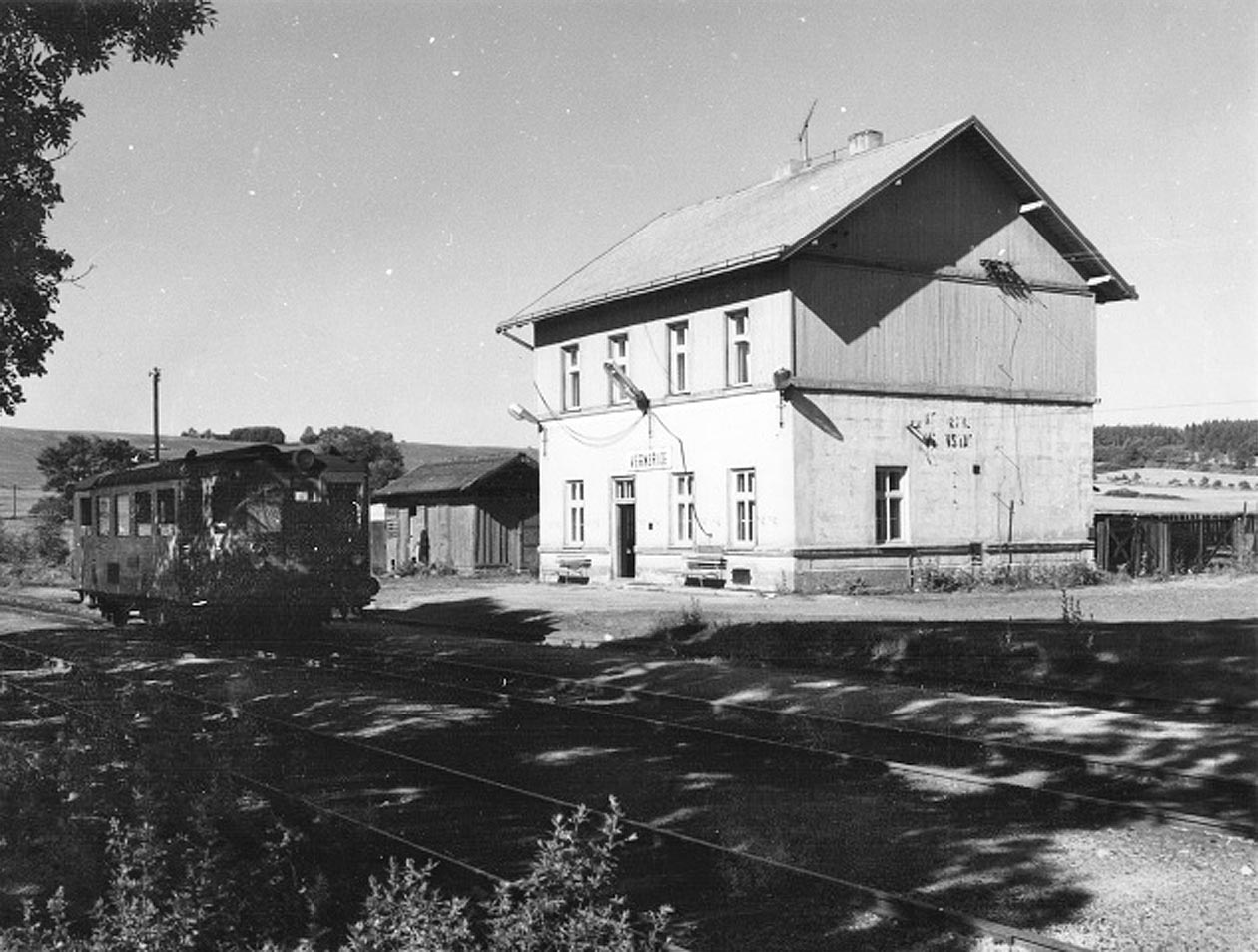 Fotografie železniční stanice ve Verneřicích ze 70. let 20. století z archivu města Verneřic.
