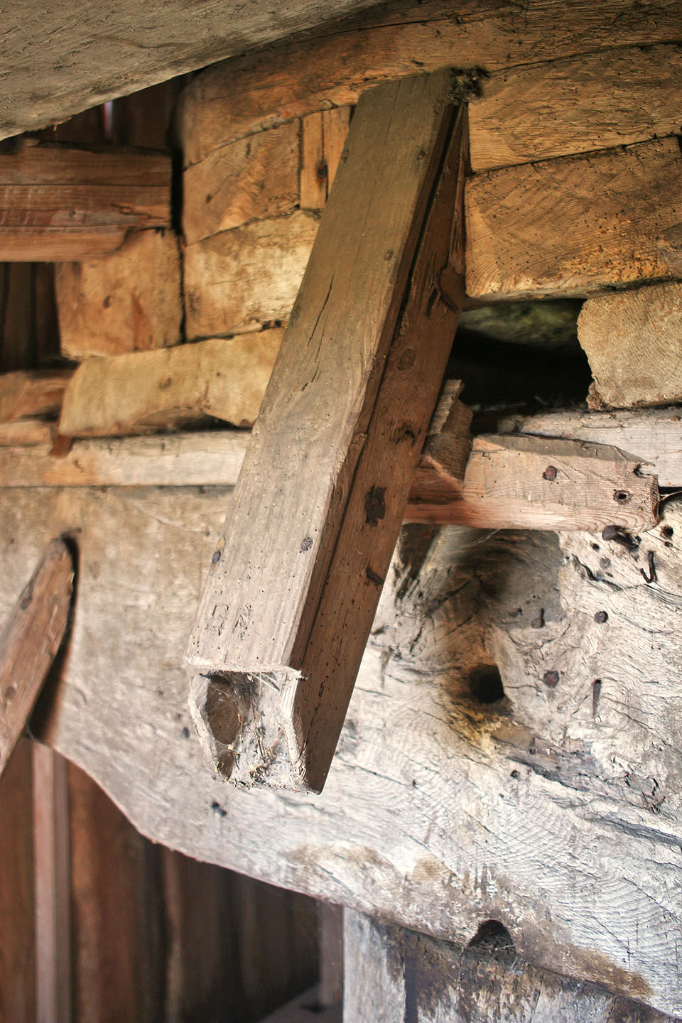 Dřevěný přechod vedl mouku od mlýnského složení k dřevěnému zásobníku, tzv. moučnici. Po cestě se mohlo melivo v plátěných rukávech přesívat.