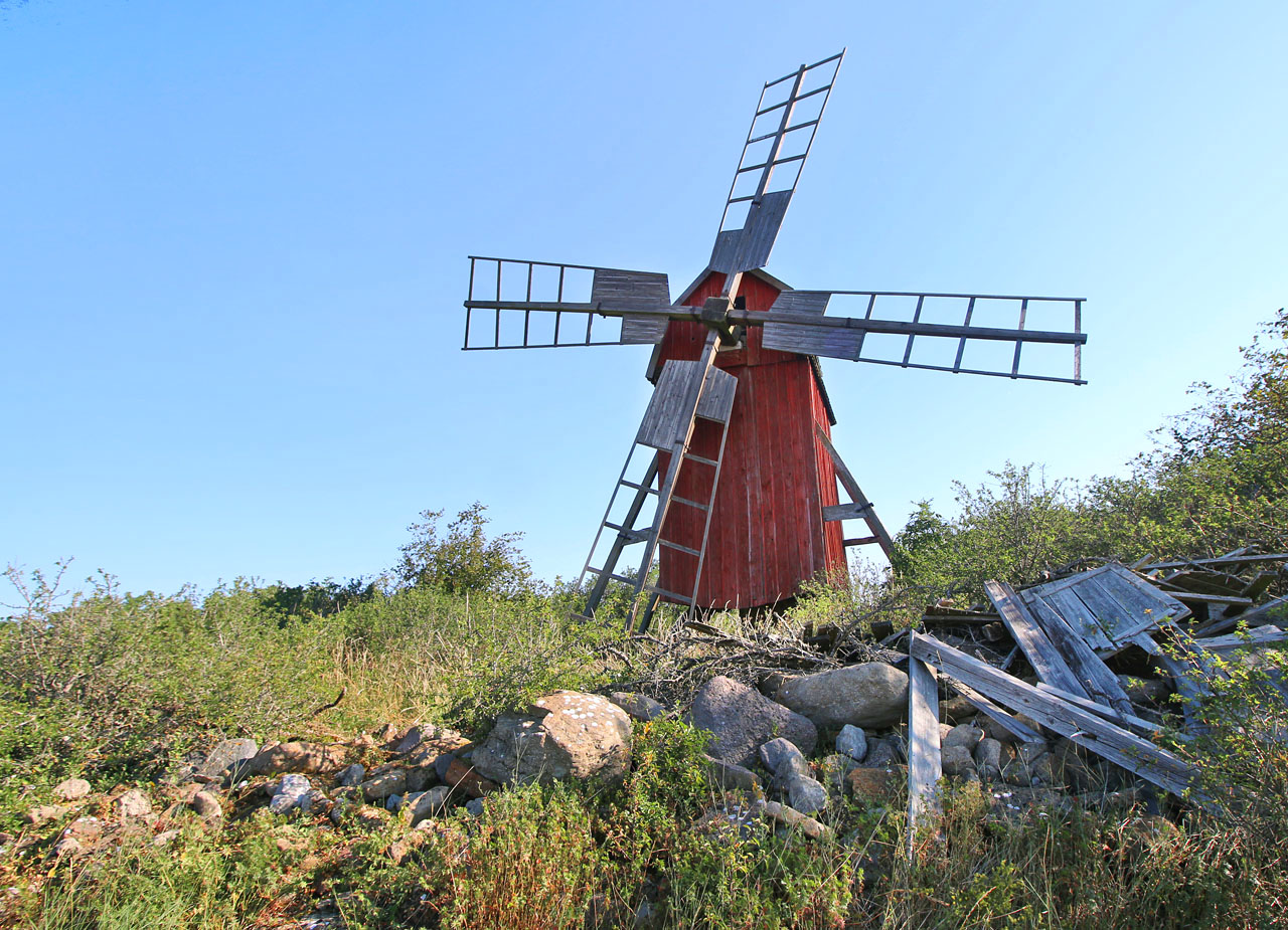 Mlýn se nachází na prosluněné pastvině necelé 2 km od pobřeží Baltského moře a necelé 3 km od moderní farmy větrných turbín, které dnes zásobují ostrov elektřinou.