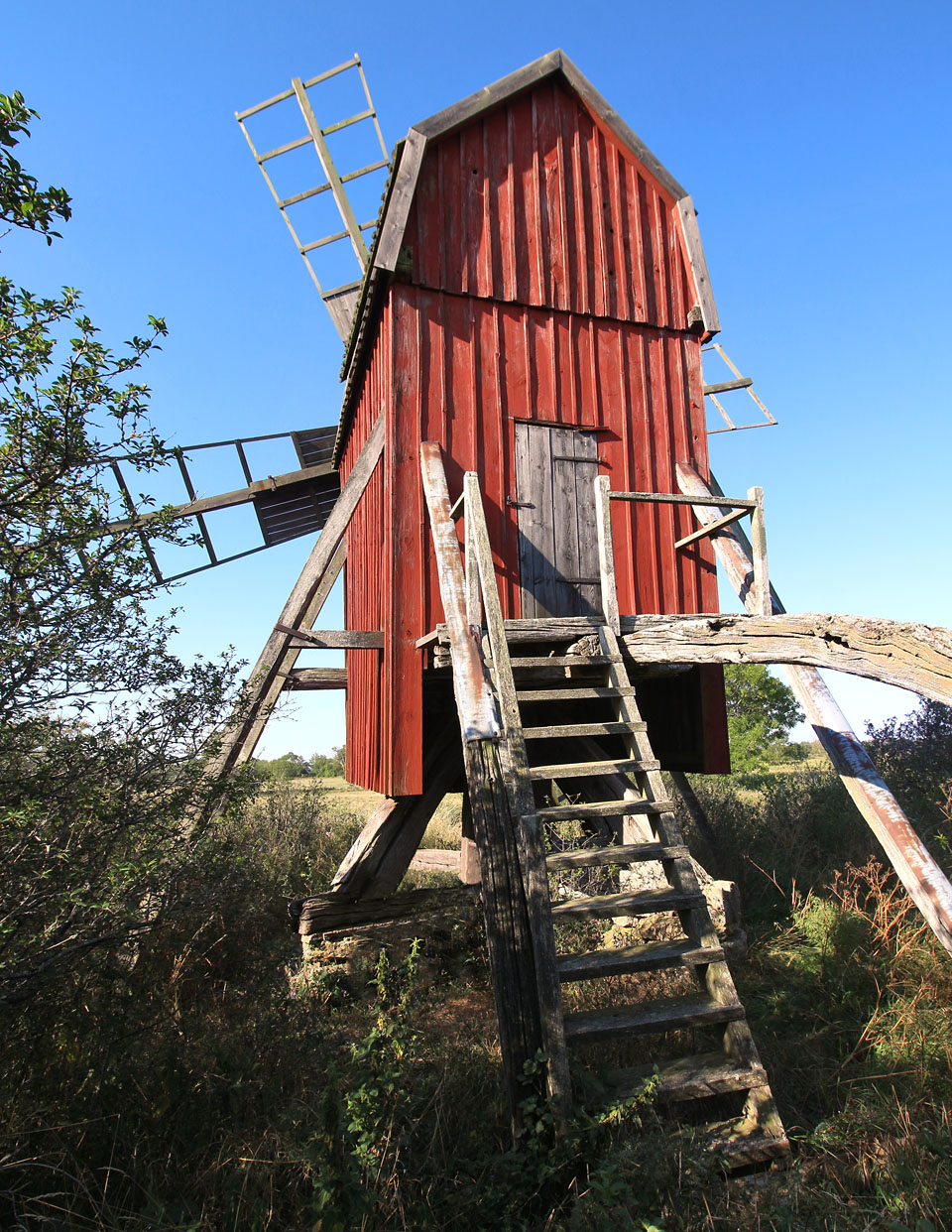 Přístup do mlýna po dřevěných schodech je volný. Vpravo od schodiště je vidět natáčecí kládu zvanou ocas.