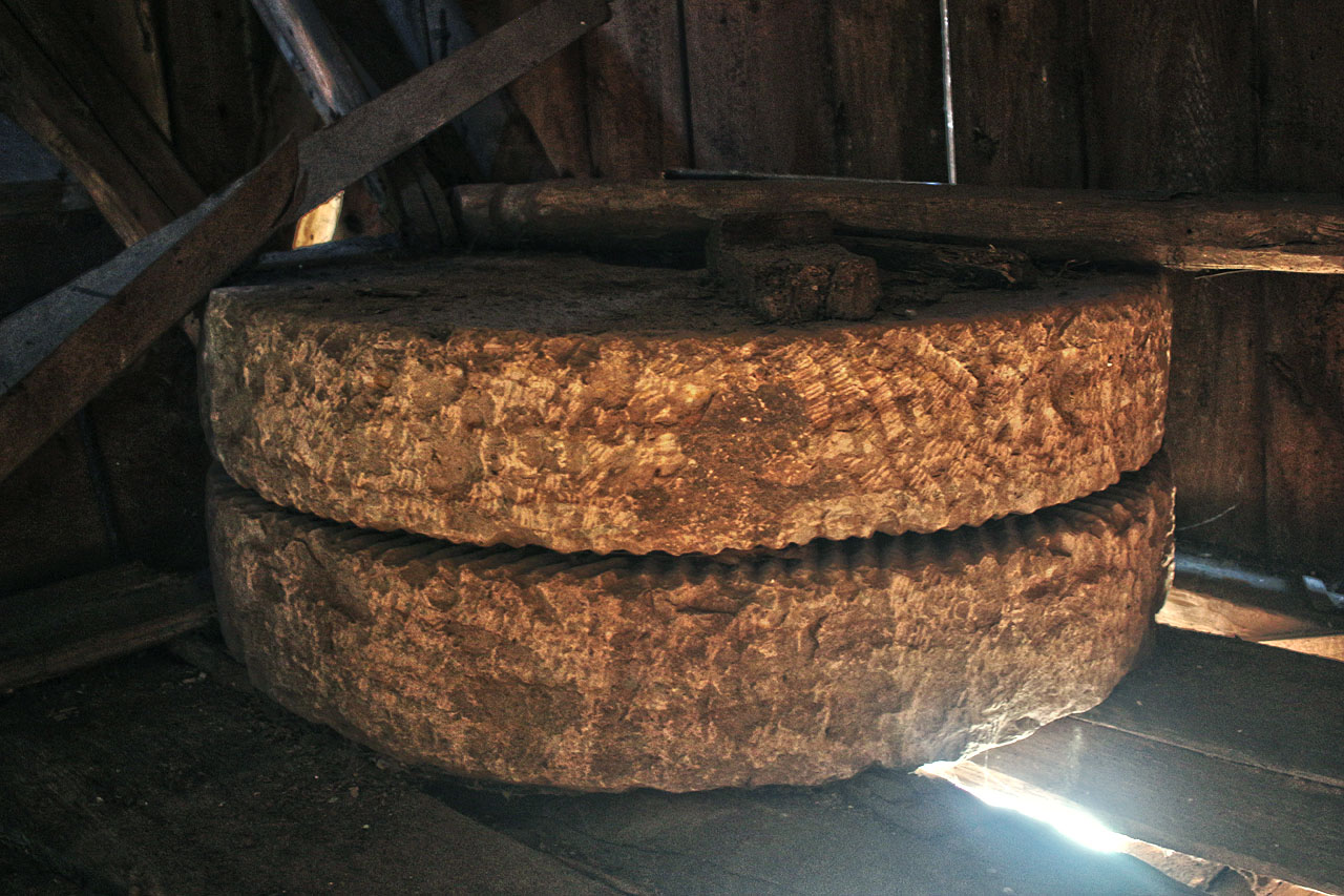 Na odložených žernovech v dolním poschodí je dobře vidět jejich drážkování, usměrňující průchod meliva mezi kameny.