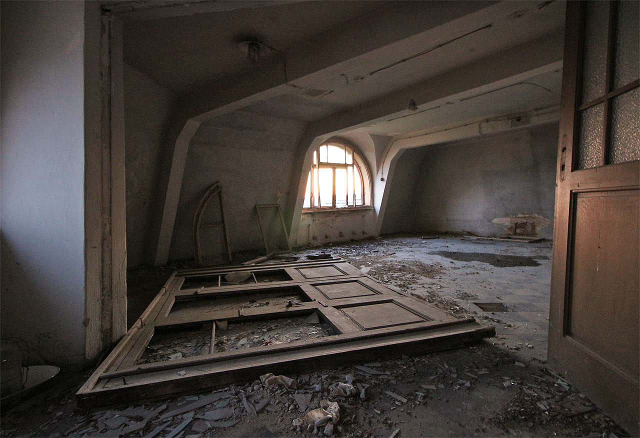 Dominantním prvkem domu byla trojice půkruhových oken z podkrovního prostoru, směřující do nároží Opuštěné a druhé, nikdy nevzniknuvší ulice směrem k železničnímu viaduktu.