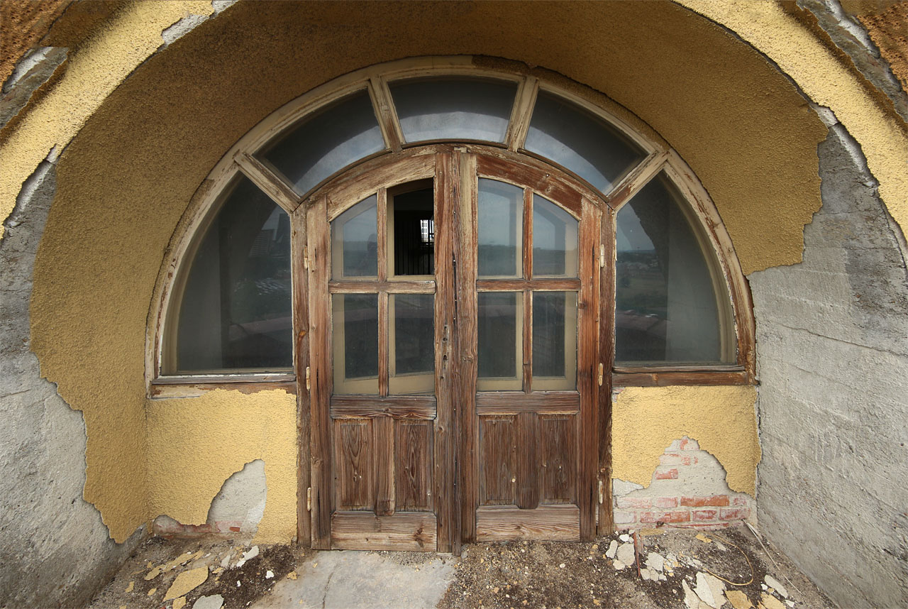 Prostřední okno bylo nad nárožním rizalitem doplněno příjemným balkónem s fenomenálním výhledem.