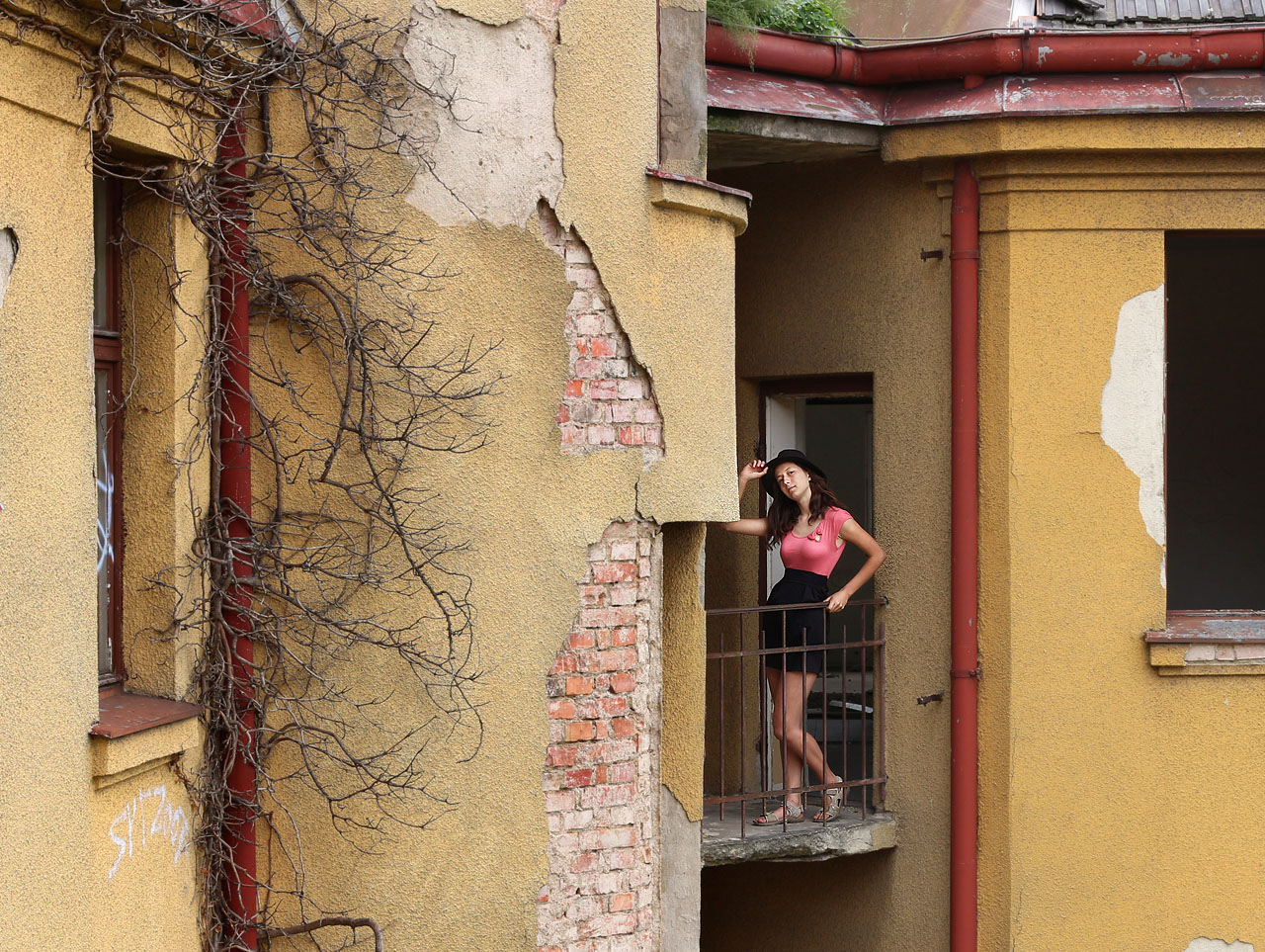 Krásy členitého opuštěného domu hýřícího rizality, římsami a balkóny jsou nepochybné.