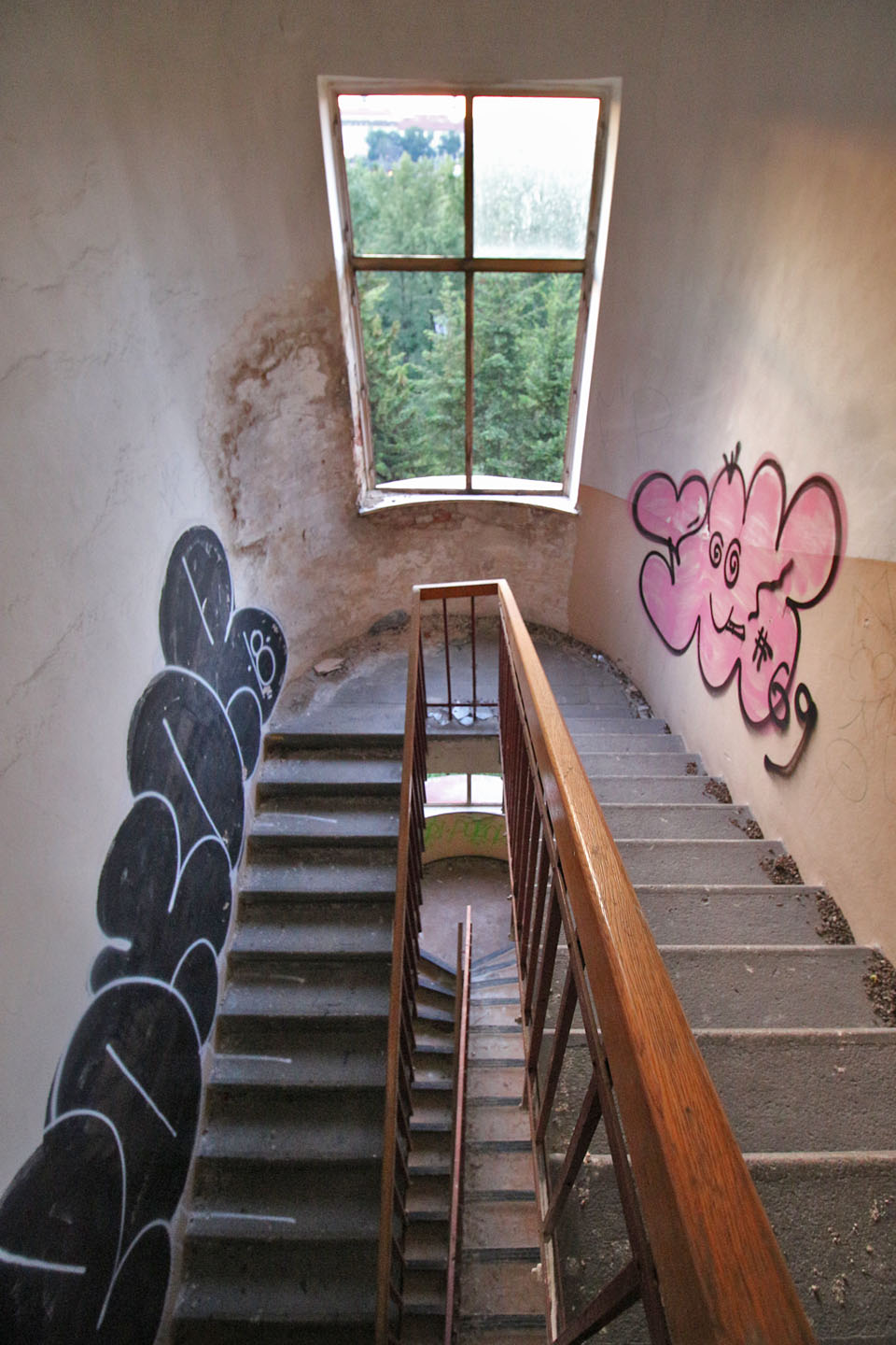 Poněkud akrofobický pohled na jedno ze trojice schodišť domu z nejvyššího patra. Neznalý návštěvník by při pohledu na vzrostlé smrky mohl uvěřit i tomu, že se nachází třeba v tatranském lese.