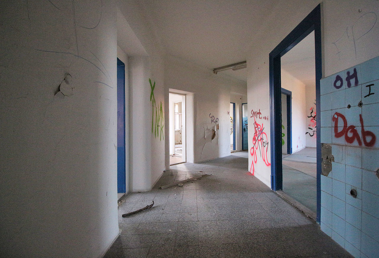 Zaloměné chodby domu samy o sobě nenabízely nic zvláště zajímavého.