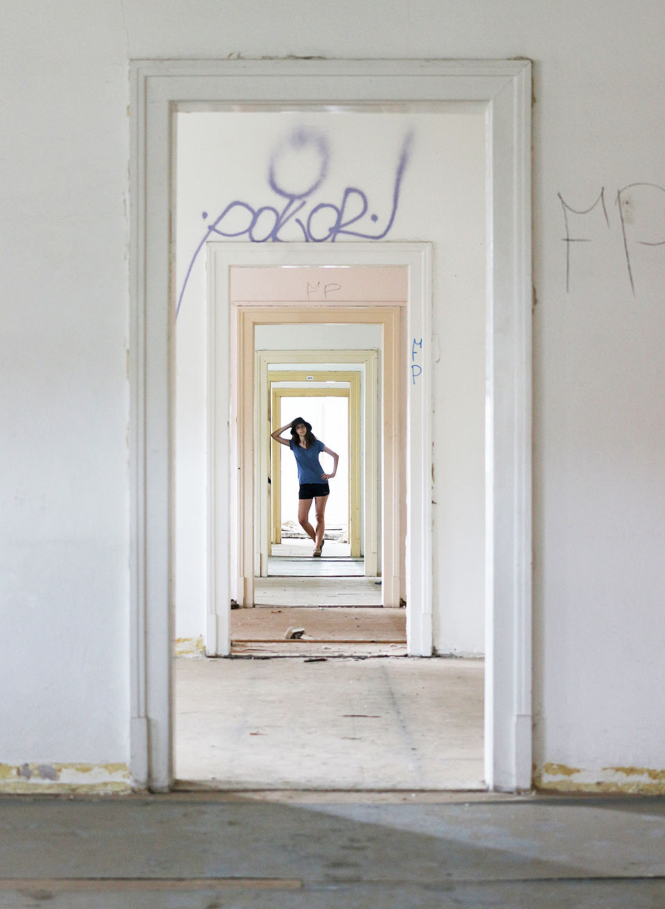 Zato průchod mezi kancelářemi dovedl po odstranění původních (krásných dřevěných) dveří nabídnout netradiční pohled.