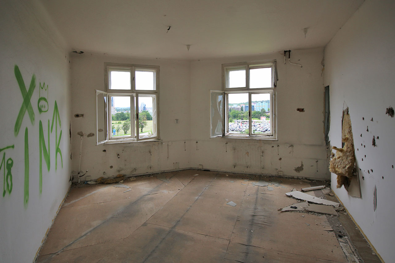 Výhled na autobazar Auto ESA při Uhlené ulici.