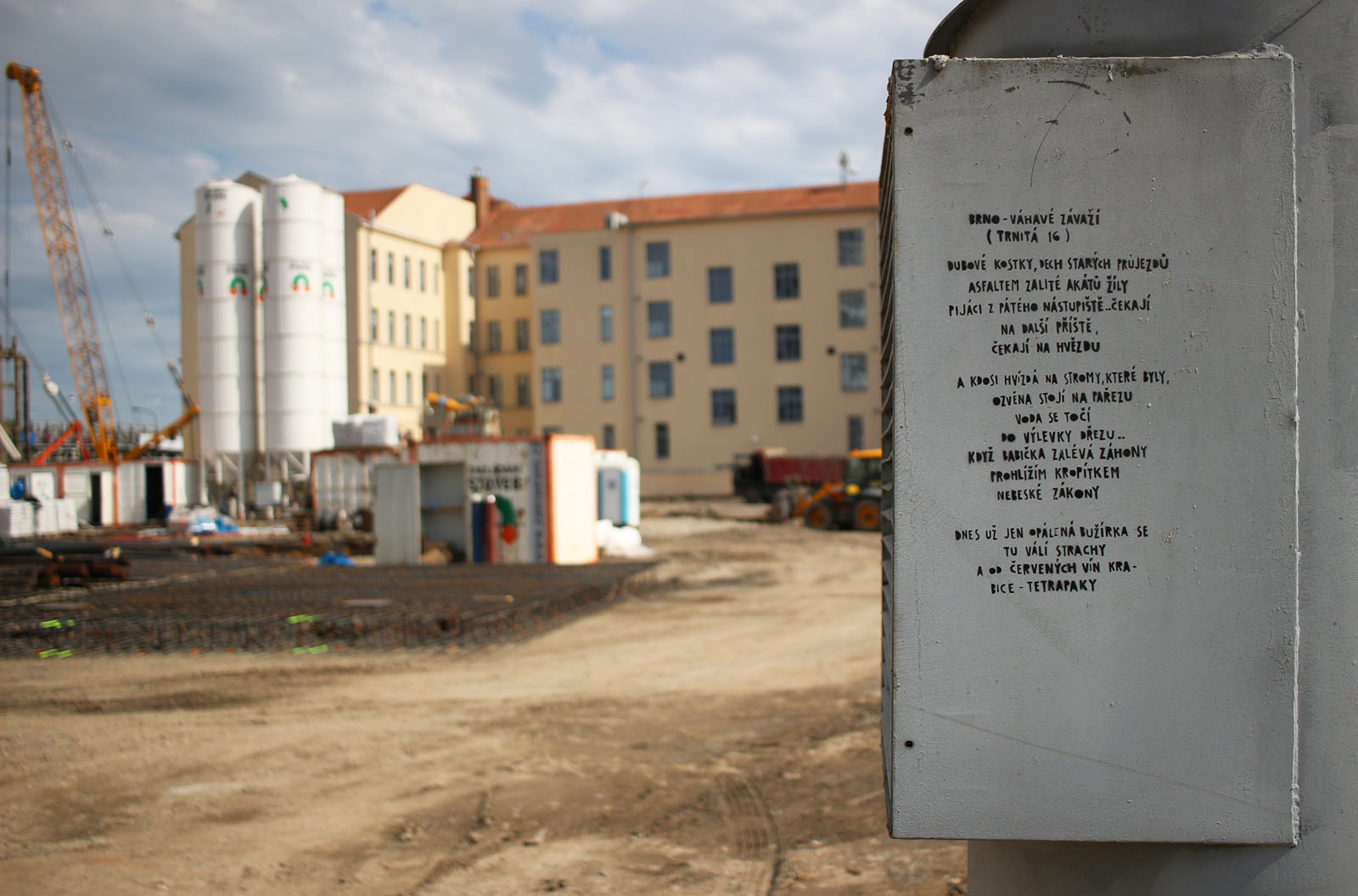 Paradoxně takřka jediným, co zbylo z původní Trnité ulice, je poněkud kostrbatá básnička od Tima nebo někoho jemu podobného…