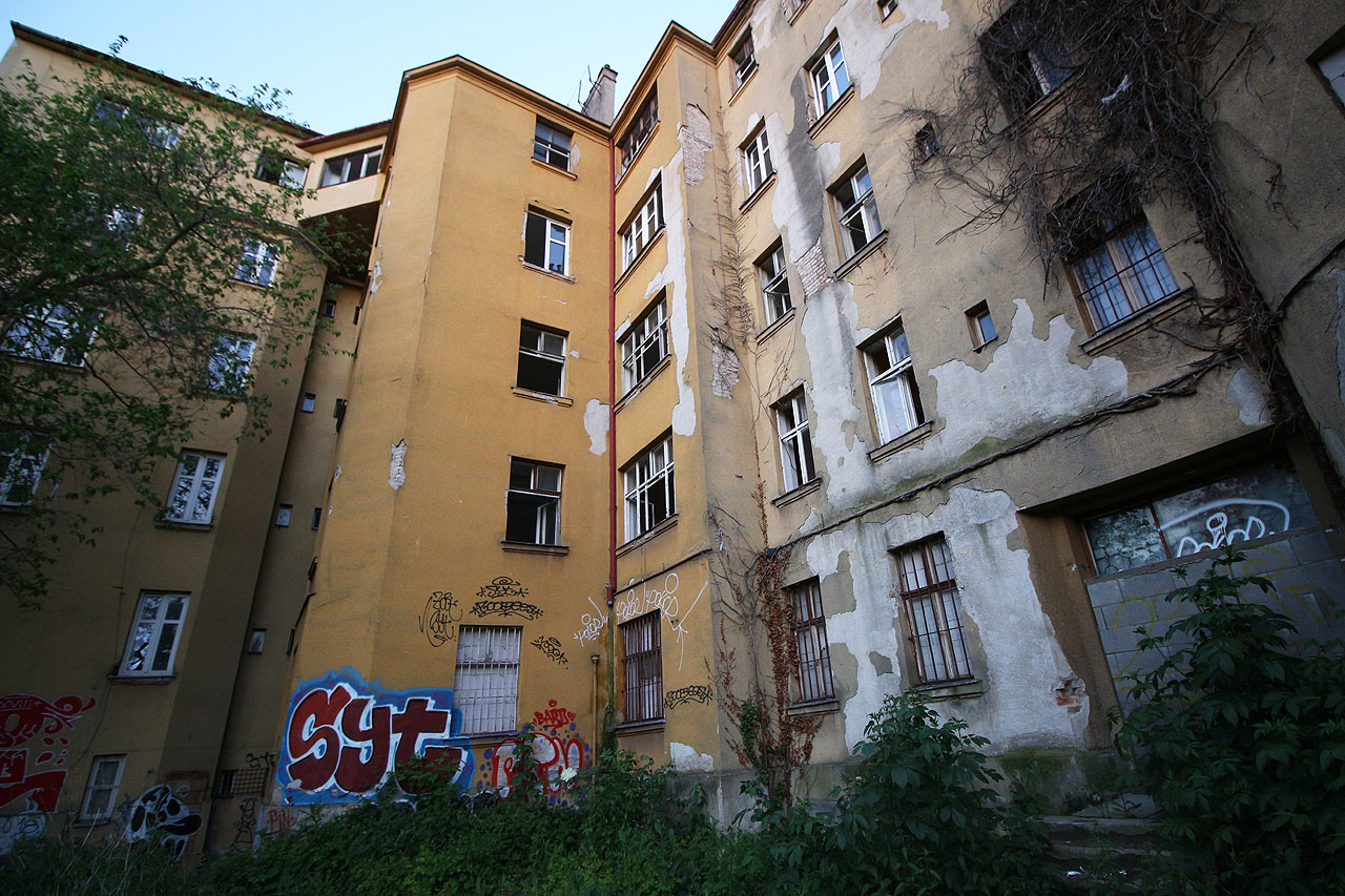 Členitost a nesourosdost patřily bezesporu k nejzajímavějším vlastnostem domu. Přes snahu o citlivou rekonstrukci právě o tento svůj půvab dům v roce 2021 přišel. Je smutným osudem Brna ve 21. století, že všechny stavby složitějších tvarů jsou likvidovány ve prospěch rovných a jednoduchých tvarů. Laciný design pohltil křivolaké uličky, spletité továrny i dvorní trakt domu na Opuštěné ulici.