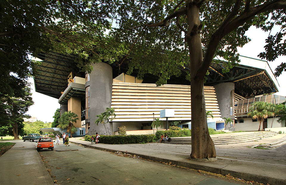 Ulice 19 de Mayo je lemována vzrostlými platany, které stadionu dodávají na monumentalitě.