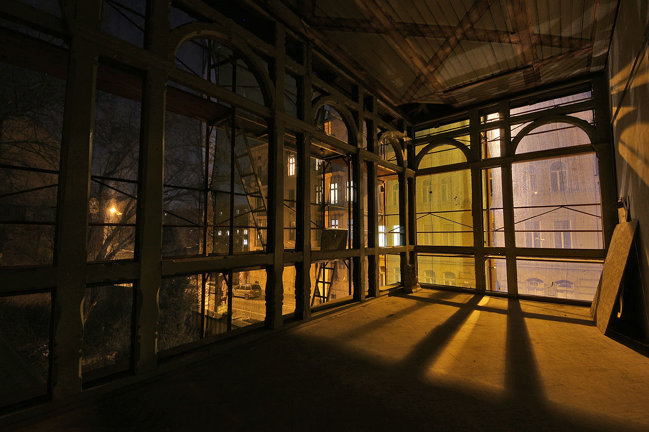 Za vstupem do vily se nachází dřevěná veradna s vyřezávanými prvky. Právě jejich odstraněním došlo k porušení pravidel stanovených pro rekonstrukci vily ze strany stavebního úřadu.