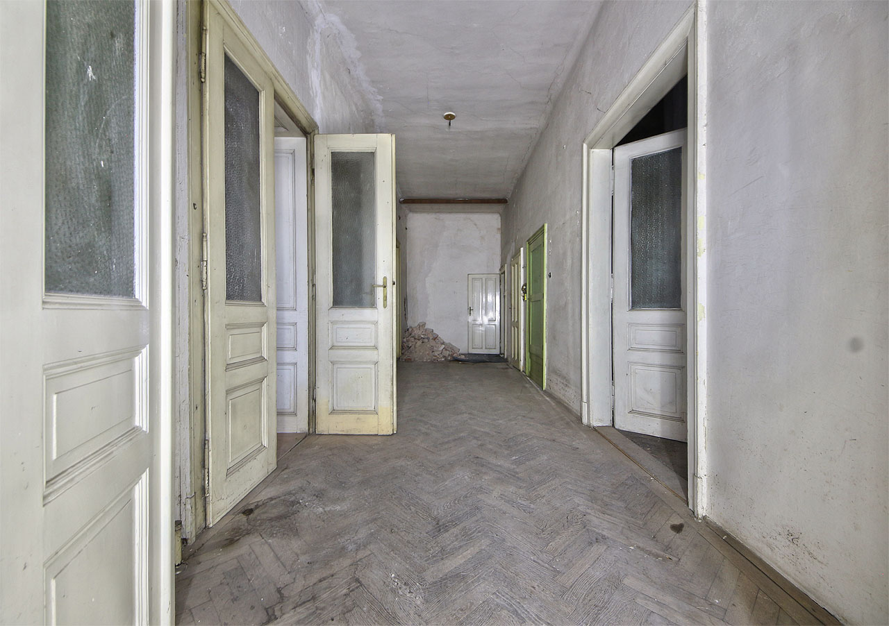 Vnitřní dispozice vily není příliš nápaditá. Do jednotlivých místností se vstupovalo z centrální chodby bez oken, prosvětlené pouze skleněnými výplněmi ve dveřích.