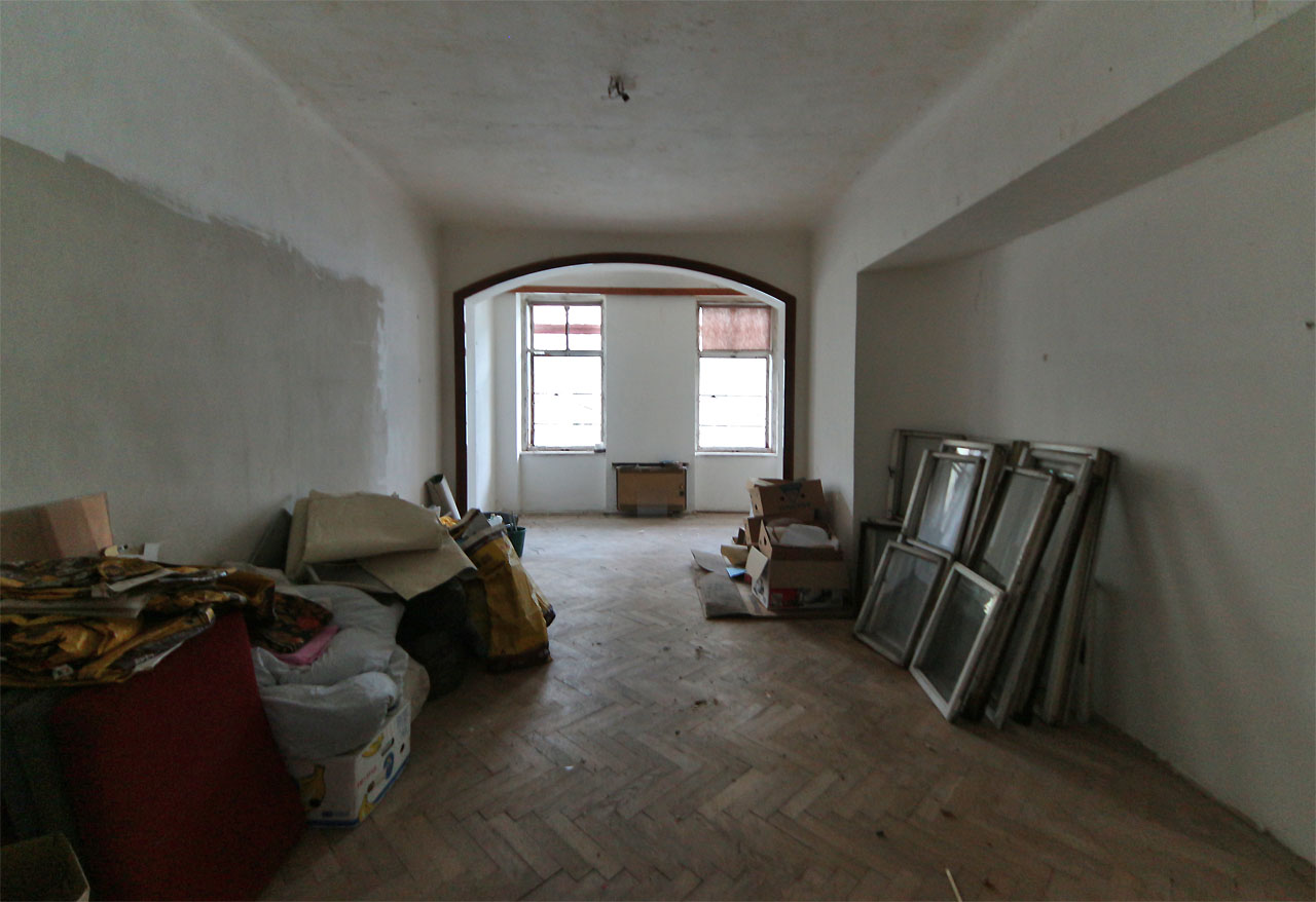 Přes poměrně velkou půdorysnou výměru stavby (cca 350 m<sup>2</sup>) působí vnitřní prostory vily spíš stísněně.