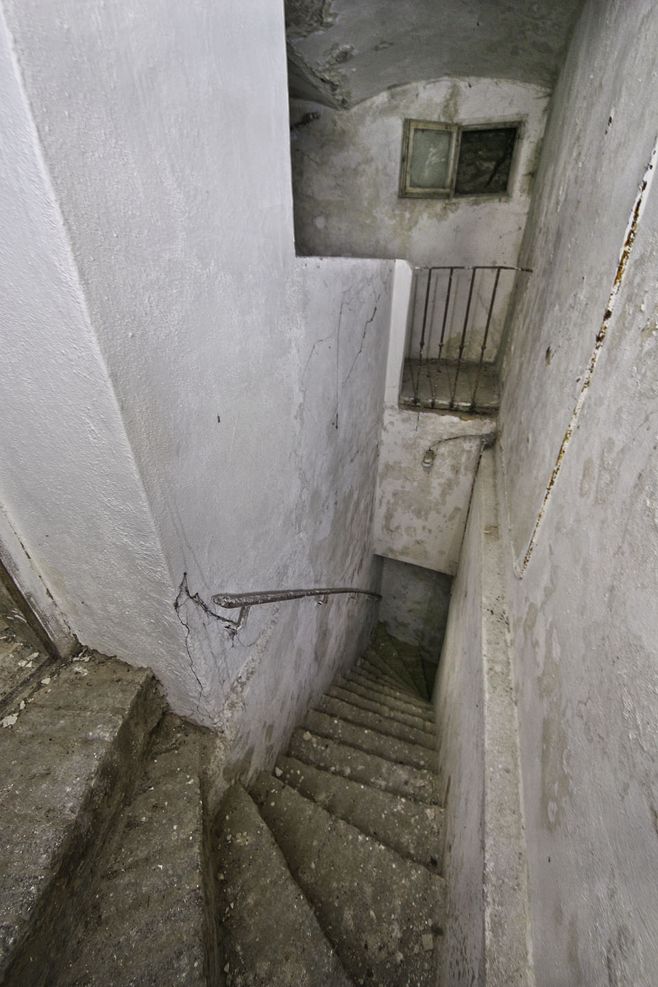 Zadní sklep vily, který je pravděpodobně pozůstatkem původního domu řeznického mistra Josefa Kubína, je přístupný neobvykle strmým schodištěm z výše položeného sklípku ve dvoře vily.