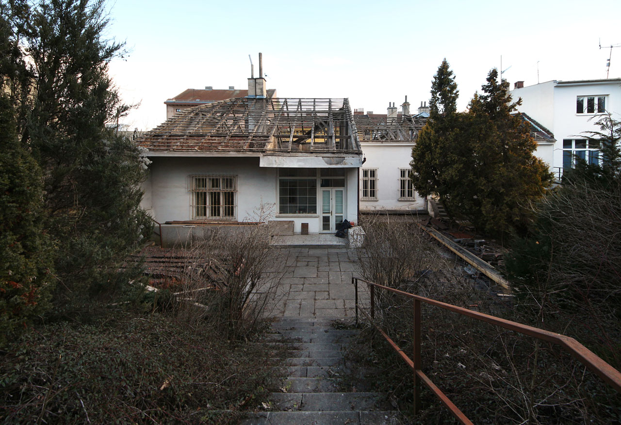 Pohled ze zahrady po sundání krytiny ale před odstraněním krovů vily.