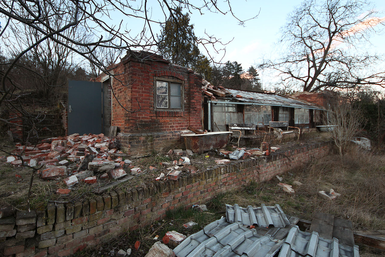 Nedůstojné rozvalení zdí skleníků ze strany developera jako by bylo symbolickým vyjádřením úcty, kterou mají noví majitelé k městu Brnu a jeho historii.