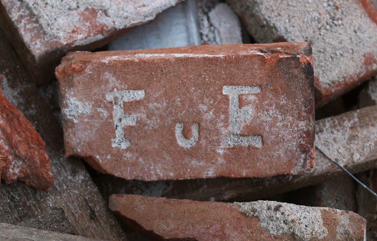 Naopak cihly označené F u E jsou v Brně dobře známy, pocházejí z cihelny Fischer und Ehrenfest na nedalekém Úvoze.