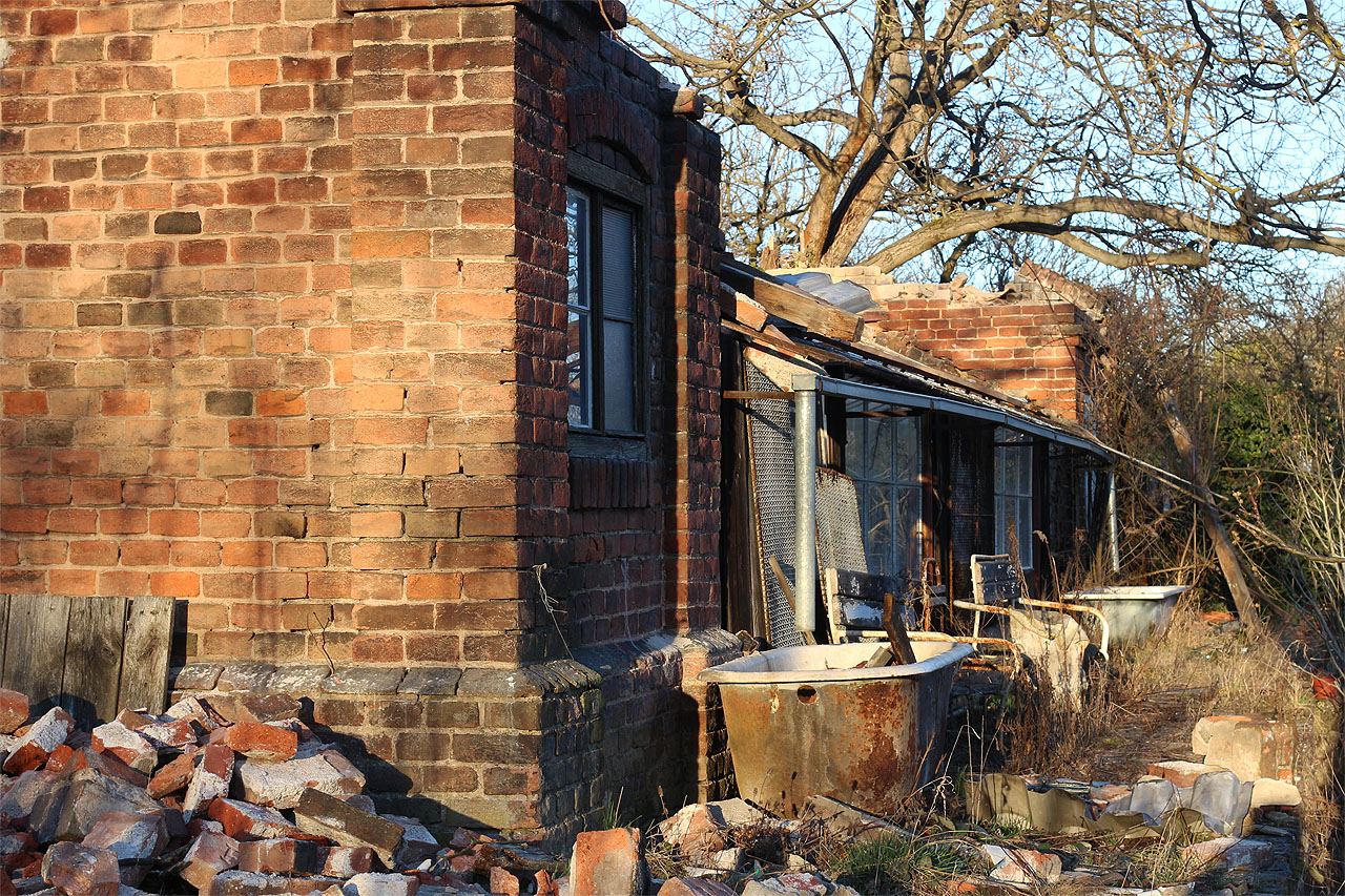 Nad takovým obrazem zkázy uproistřed města se člověku až svírá srdce.