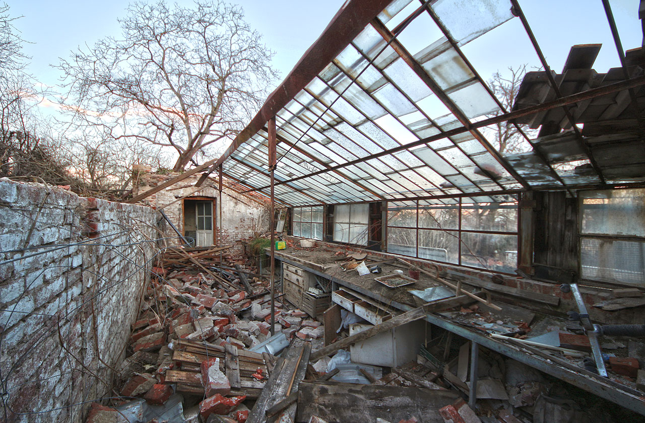 Proč proběhla demolice skleníků tak vulgárním a současně nedotaženým způsobem, patří mezi jednu ze záhad vily na Hlinkách.