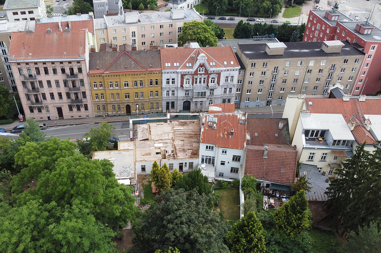 Pohled zpoza dvora na vilu po nelegálním odstranění krovů. Zde se nacházel hliník původní cihelny.