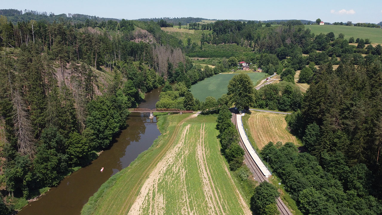 Letecký pohled na zastávku Vilémovice po proudu Sázavy (směrem k Ledči) v létě roku 2021.