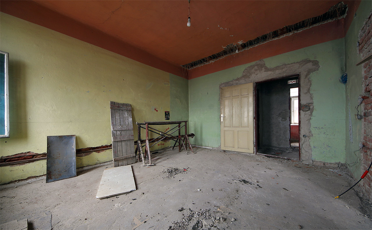 Jeden ze dvou hlavních pokojů ve zvýšeném přízemí vilky.