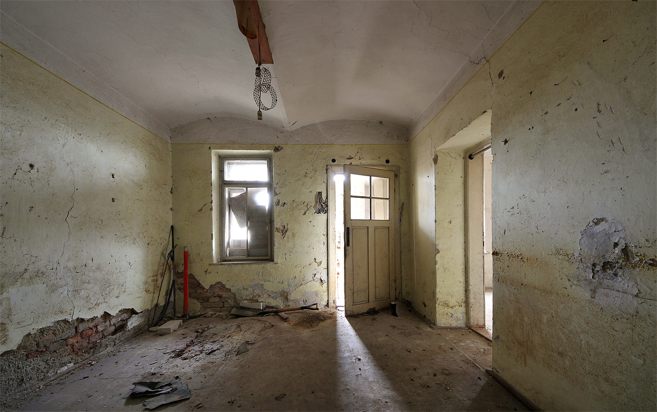 Dveře do suterénu jsou zřejmě již nekolik let otevřené. Do domu ale vchází asi jen zvěř z blézkého lesa.