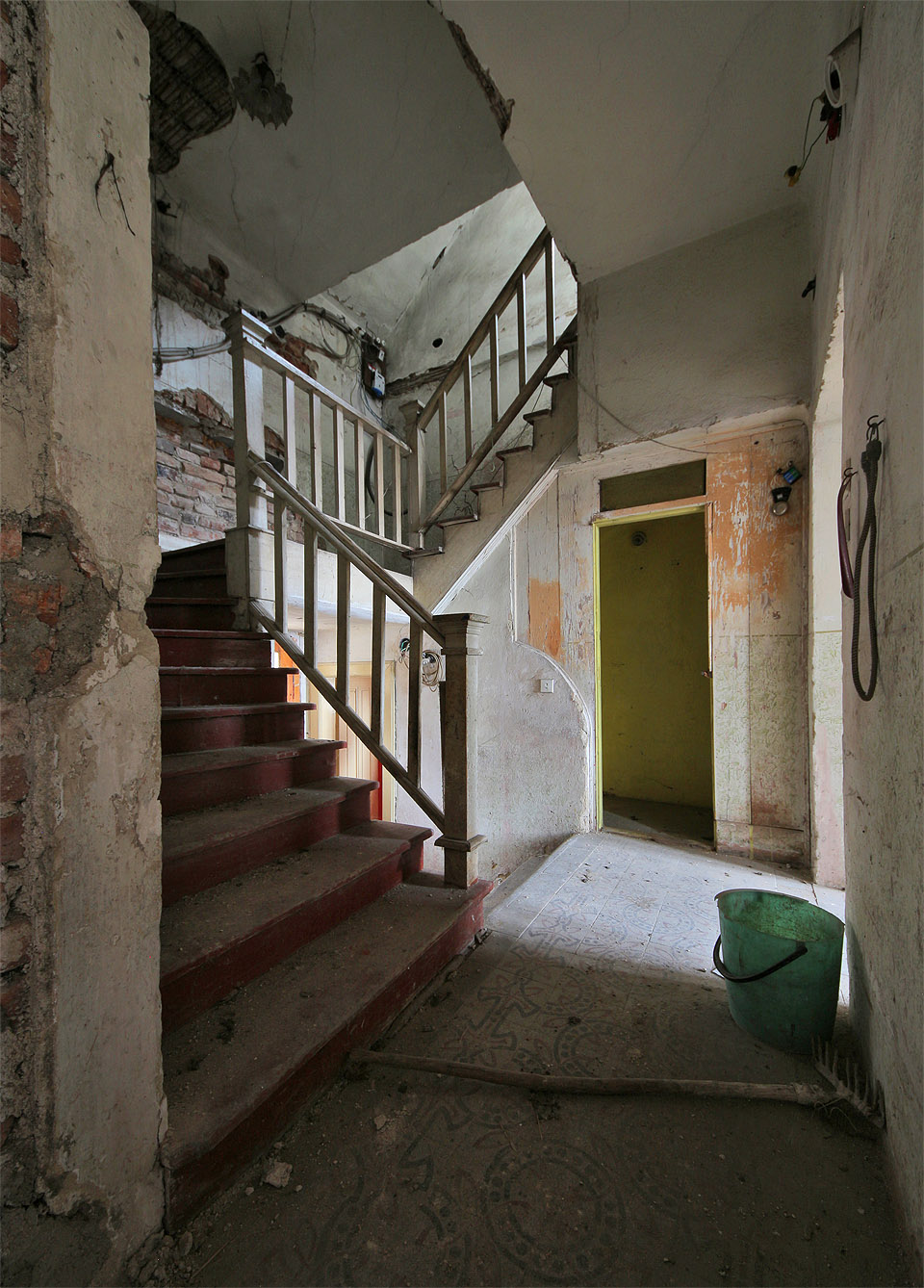 Celkový pohled na centrální prostor vilky. Schodiště zabralo tolik místa, že na pokoje už ho moc nezbylo.