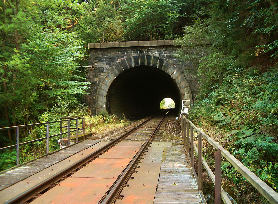 Severozápadní portál Vlaského tunelu v roce 2004. Severozápadní portál Vlaského tunelu v roce 2004.