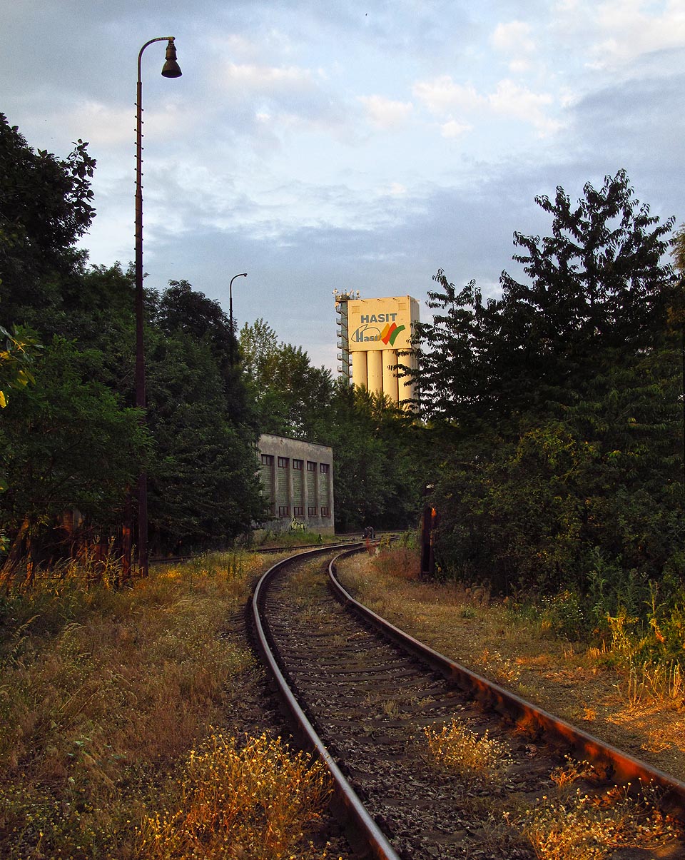 Brána za lokomotivní remízou zůstává v posledních letech trvale otevřená. Tedy vstupme.