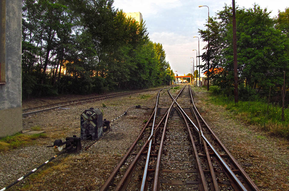 Anglická výhybka u lokomotivní remízy na západním konci kolejiště druhé nejvýchodnější brněnské vlečky.