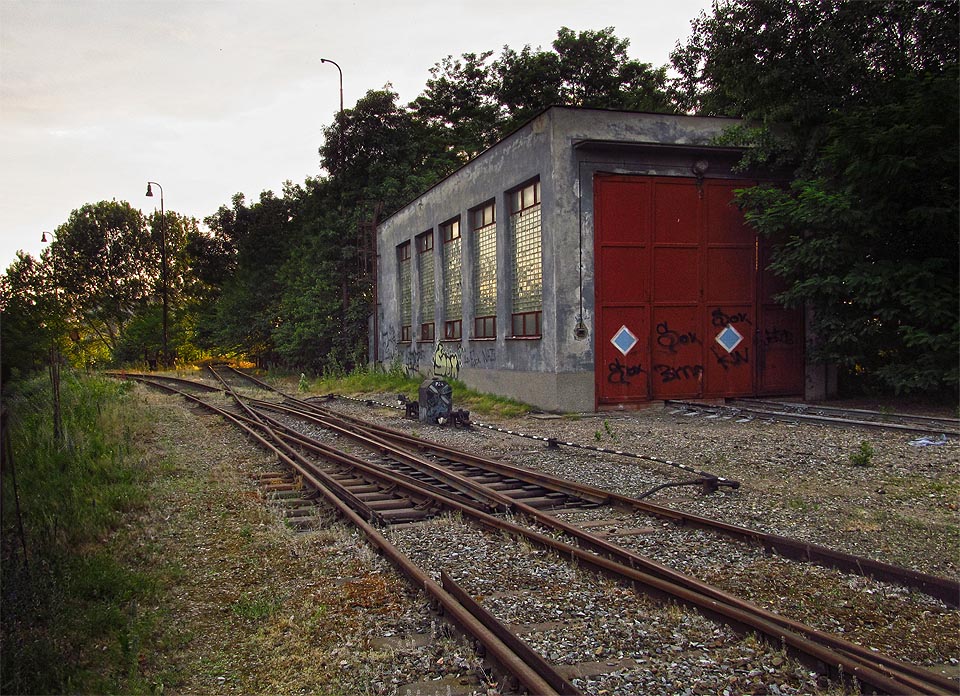 Západní zhlaví kolejiště v areálu. Úplně vlevo vlečka přicházející ze stanice <a href=/Tema/Brno-Chrlice%20%28%C5%BEst%29>Brno-Chrlice</a>, dál kusá kolej, anglická výhybka a lokomotivní remíza.