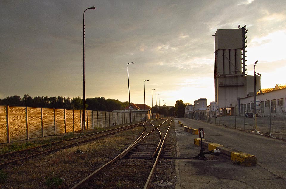 Západ slunce nad vlečkovým kolejištěm v průmyslovém areálu v Chrlicích (pohled na západ).